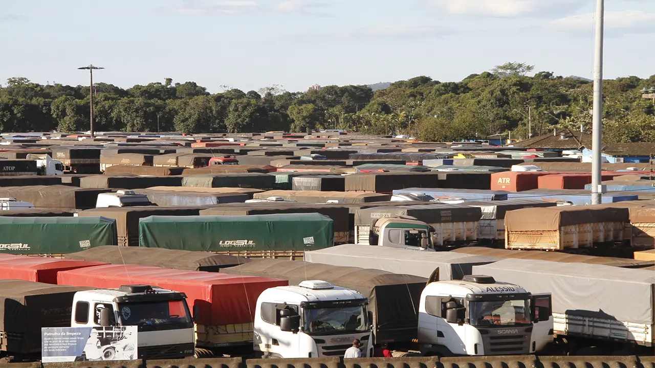 Brasil tem caminhão sobrando e caminhoneiro faltando