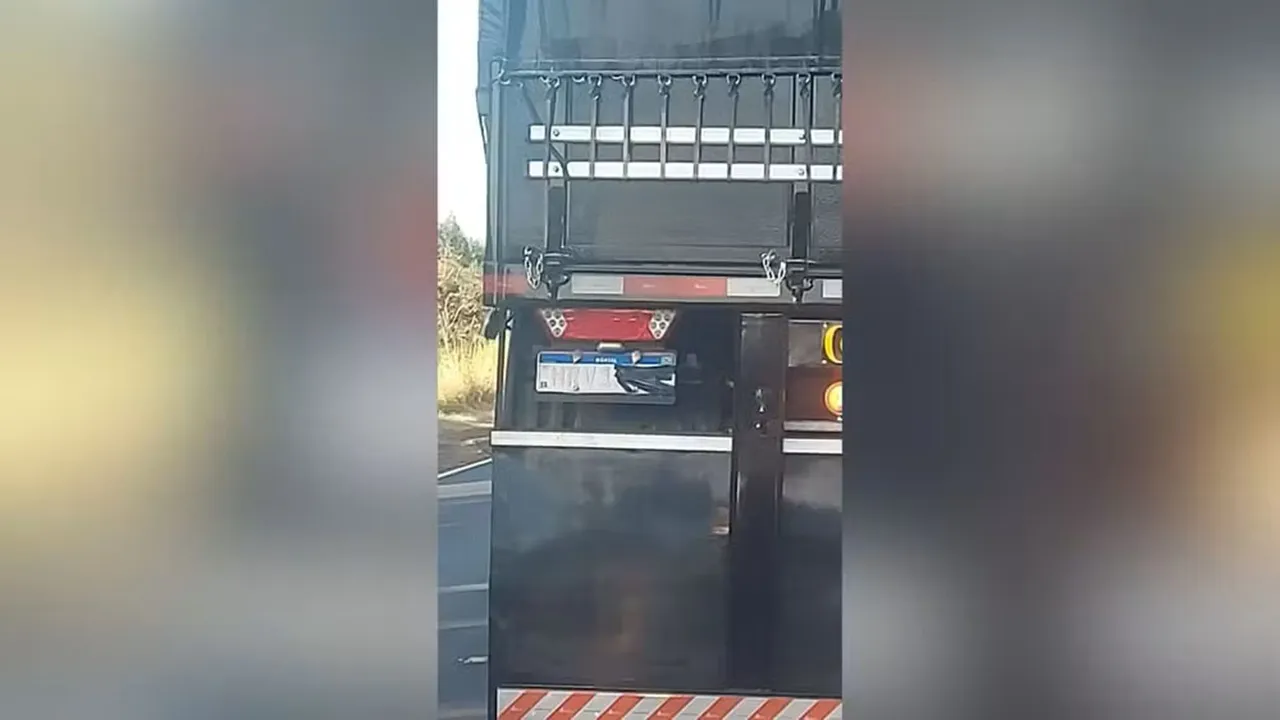 Caminhoneiro tampa placa com fita isolante para fugir da balança e acaba preso