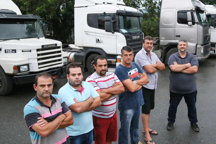 Caminhoneiro vive cercado por tecnologia, cobrança e salário baixo