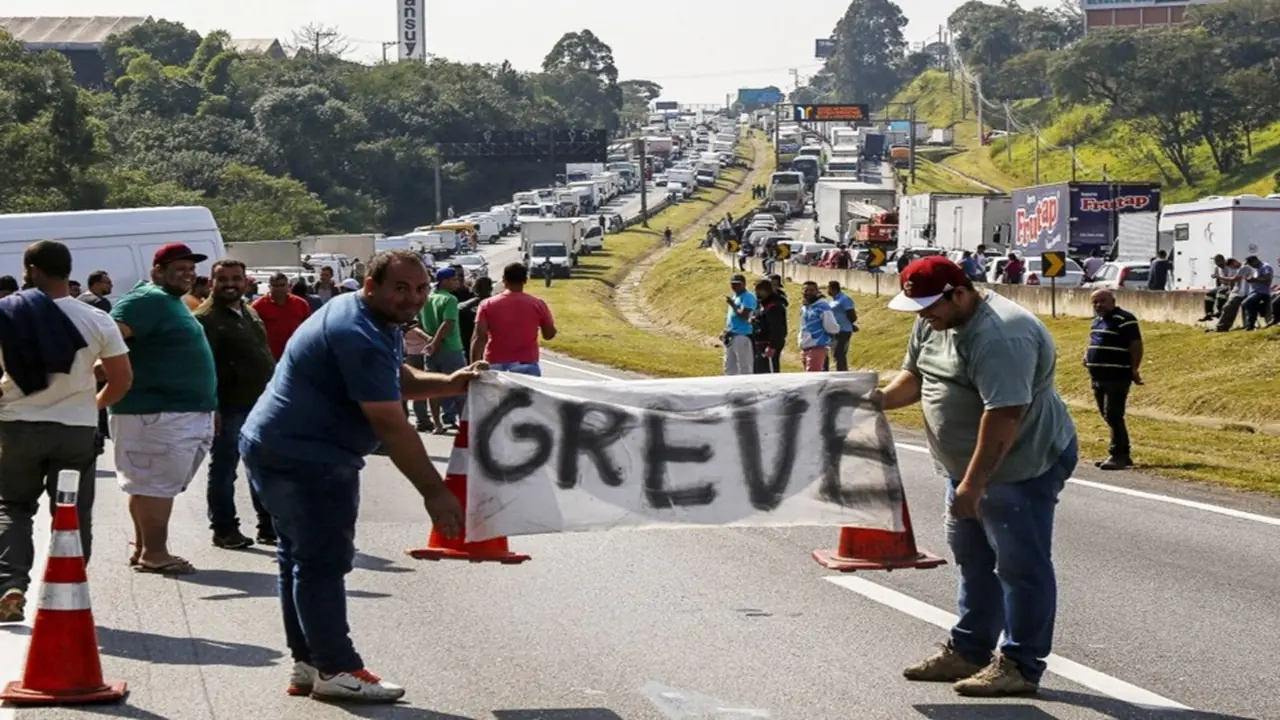 Caminhoneiros vão a Brasília defender piso mínimo e evitar greve na estrada