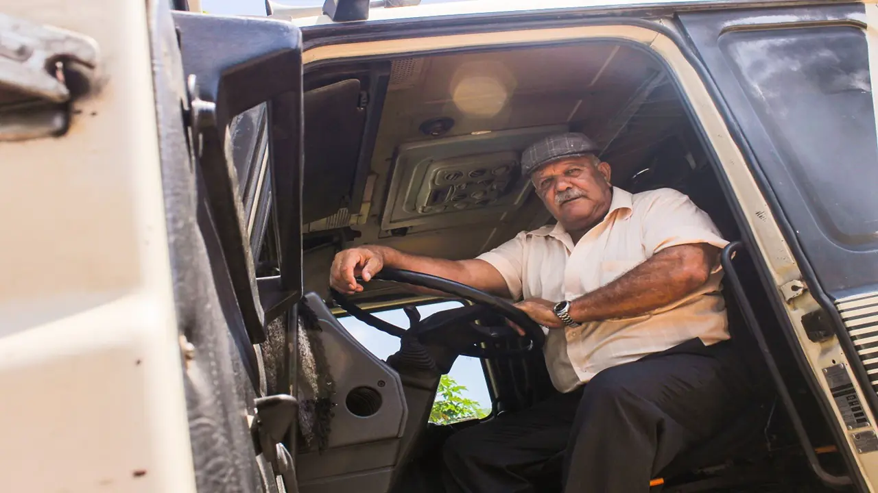 Caminhoneiros veteranos da estrada ainda seguram o transporte no braço