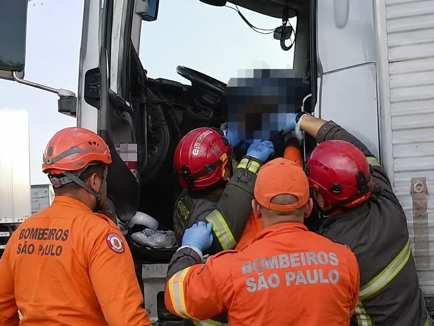 Caminhoneiro de 65 é achado sem vida dentro do caminhão na Via Dutra