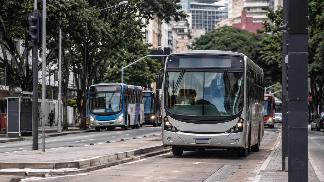 Empresas de ônibus têm vagas abertas, mas falta motorista