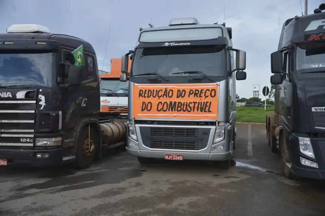 Entenda como caminhoneiro pode ter direito a até R$ 100 mil na Justiça