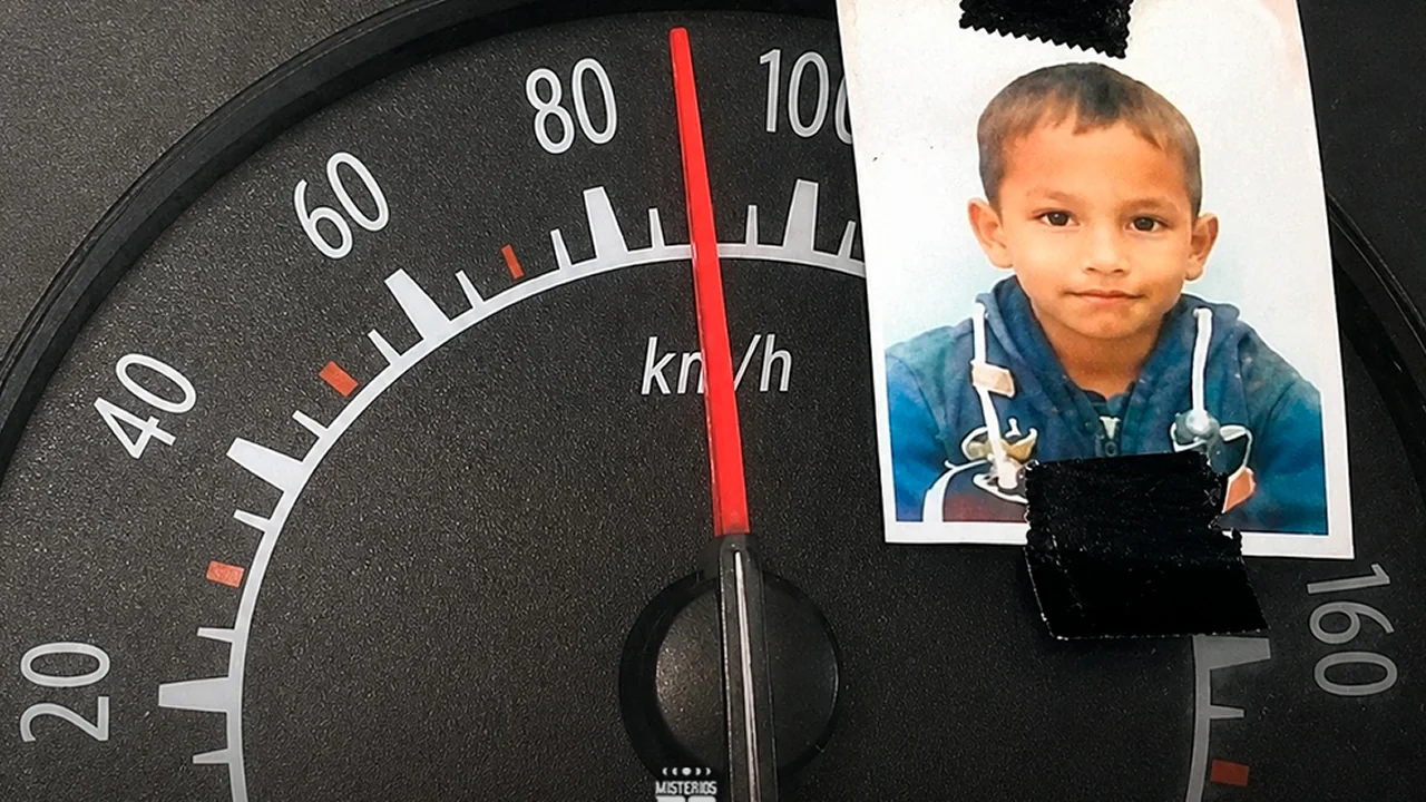 Pai cola foto do filho no painel para lembrar da volta para casa