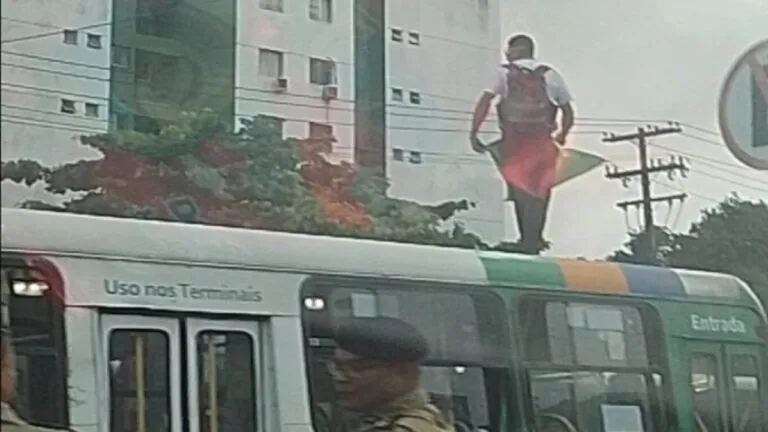 Motorista sobe no teto de ônibus com bandeira do Brasil e expõe pressão pesada no trabalho