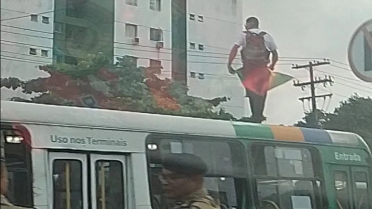 Motorista sobe no teto de ônibus com bandeira do Brasil e expõe pressão pesada no trabalho