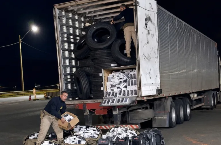 PRF encontra mais de 400 iPhones escondidos em carreta de pneus no interior de SP