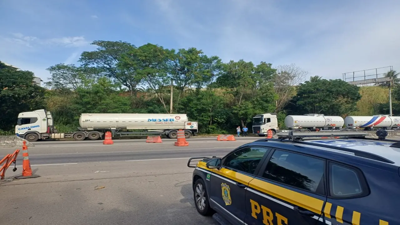 PRF fiscaliza 31 caminhões e emite mais de 100 autos de infração