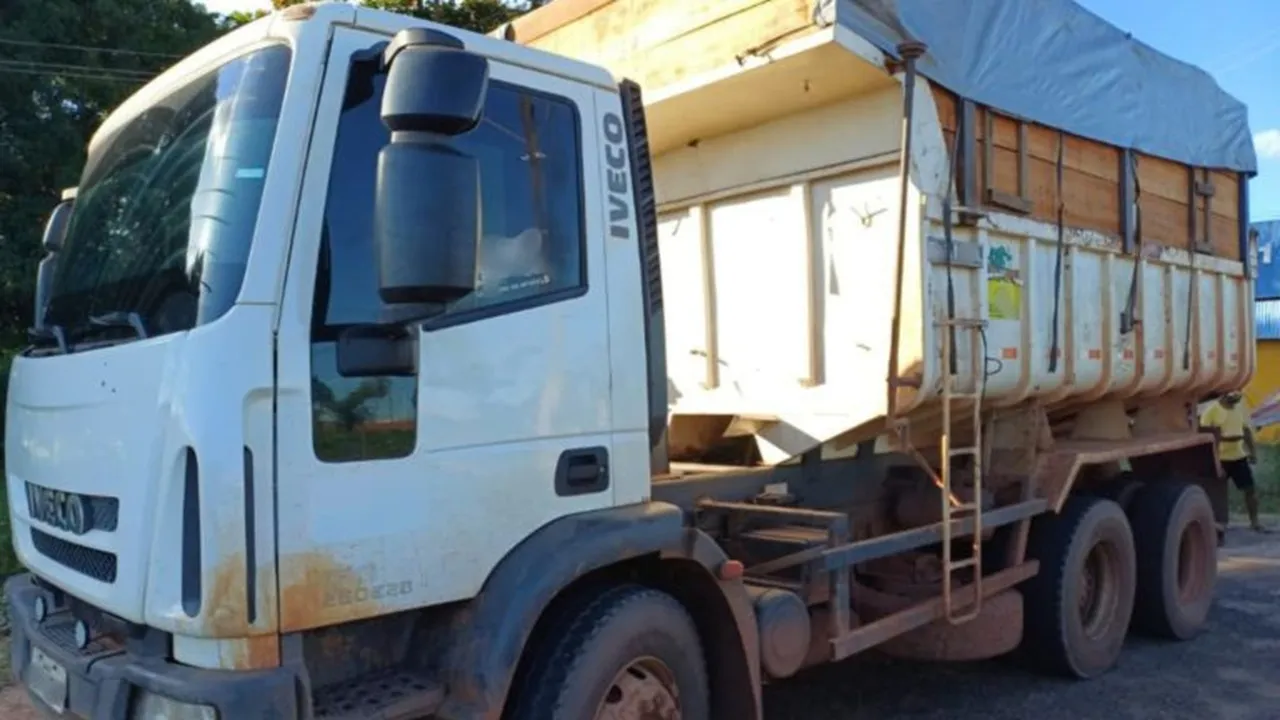 PRF flagra caminhões com Arla adulterado e emulador na BR-222