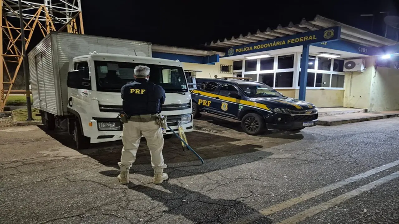 PRF recupera VW baú furtado na BR-381 após fuga em Itatiaiuçu