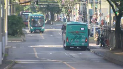 Passageira cospe em motorista de ônibus e viagem termina na delegacia em Juiz de Fora