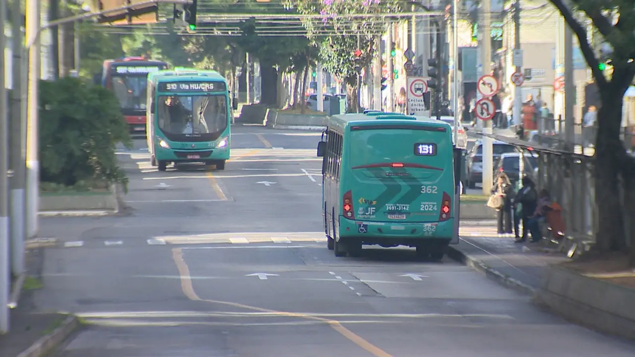 Passageira cospe em motorista de ônibus e viagem termina na delegacia em Juiz de Fora