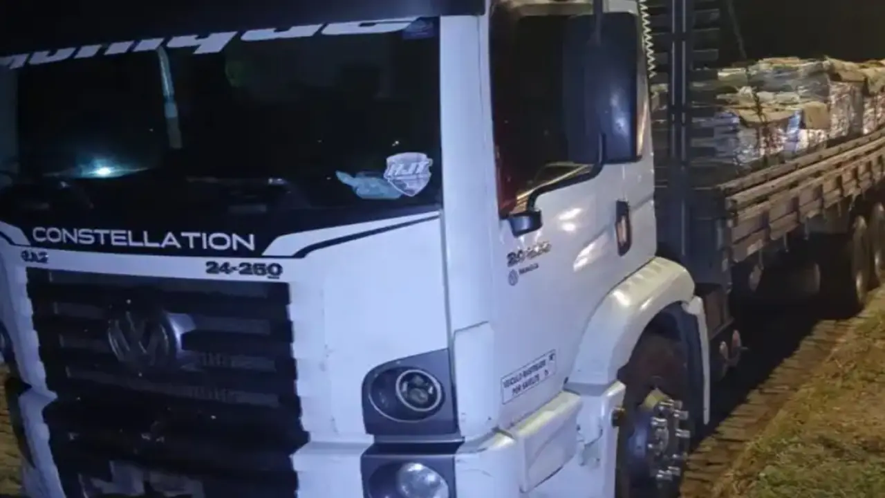 Polícia flagra caminhão sem placa e prende caminhoneiro com carga sem nota