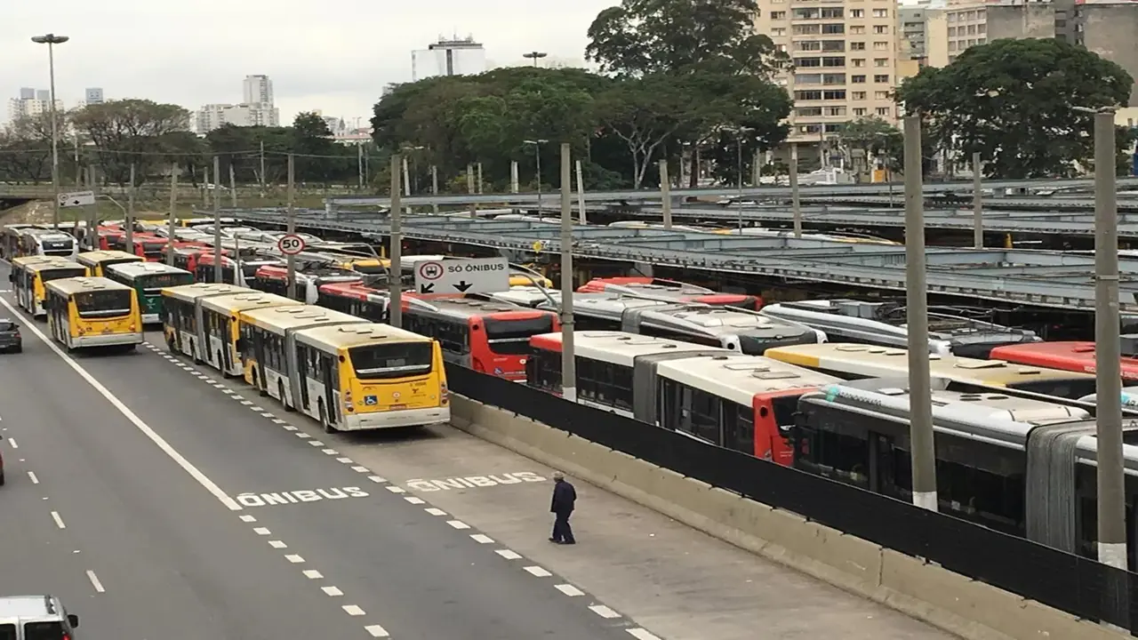 A cidade não dorme e move milhões com mais de 13 mil ônibus por dia