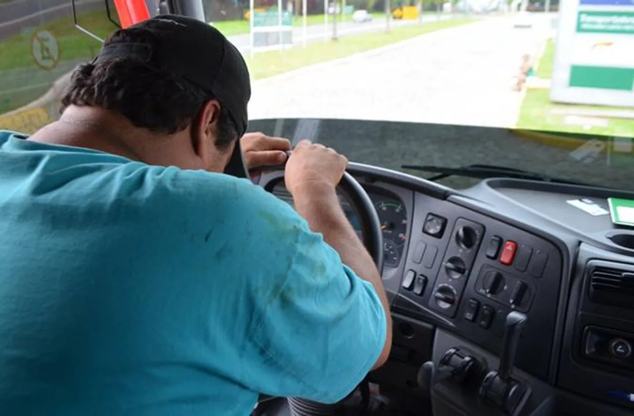 Transportadoras podem pagar multa de R$ 10 mil por jornada exaustiva de caminhoneiros