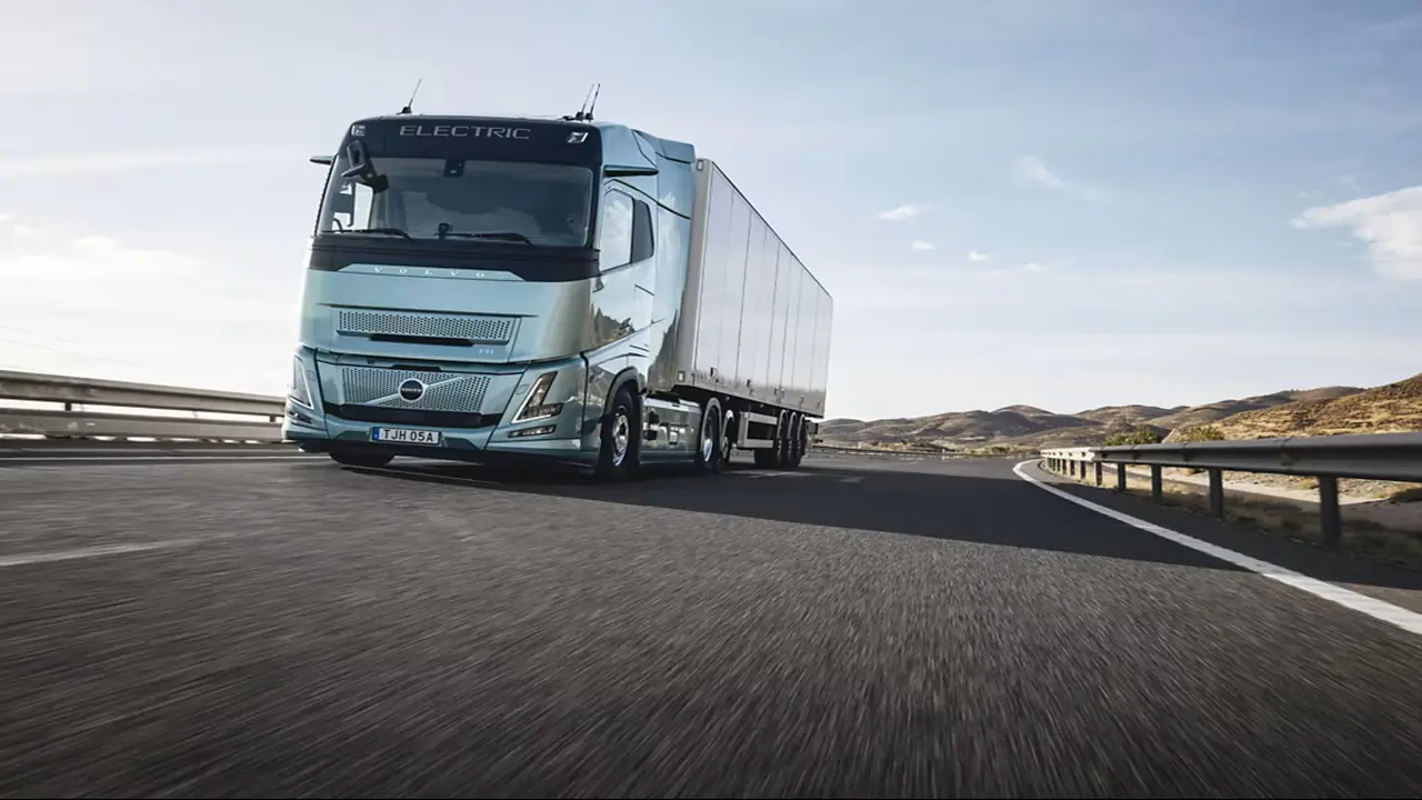 Volvo promete até 700 km de autonomia e caminhão a diesel fica contra a parede
