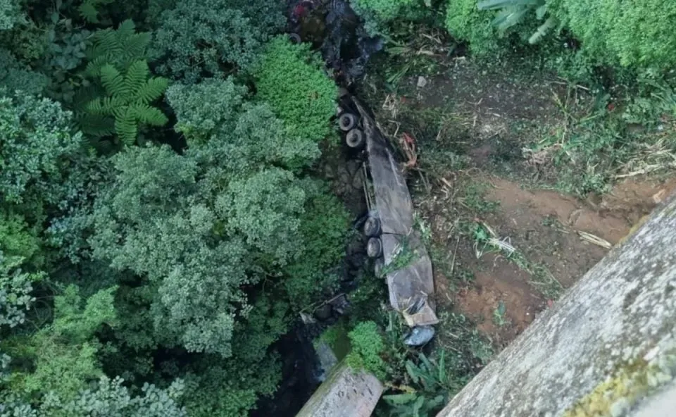 BR-277 é fechada após corpo ficar preso debaixo de caminhão