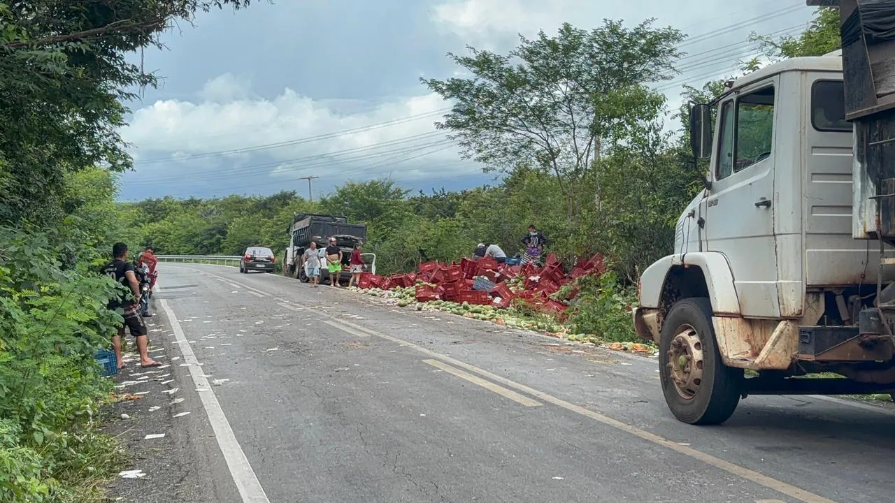Caminhão carregado de frutas tomba no Piauí e carga é saqueado