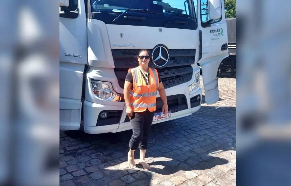 Ex-copeira muda de vida após problema na coluna e vira caminhoneira em Santa Catarina