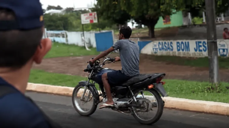 Por que ainda existem cidades onde motoboys trabalham sem capacete?