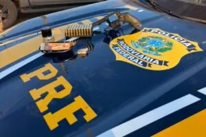 PRF apreende arma, munições e drogas em fiscalização em Vilhena/RO