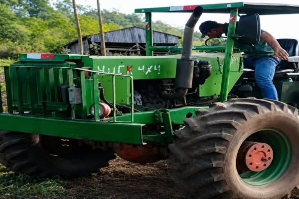 Agricultor monta trator de 8 toneladas com peças militares e vira destaque no agro