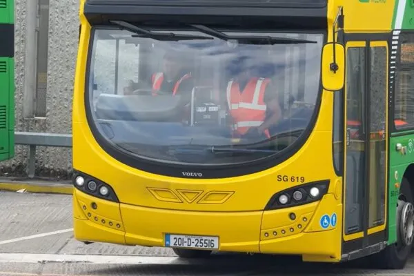 Brasileiro dirige ônibus de dois andares em Dublin e salário encosta nos R$ 6 mil por semana