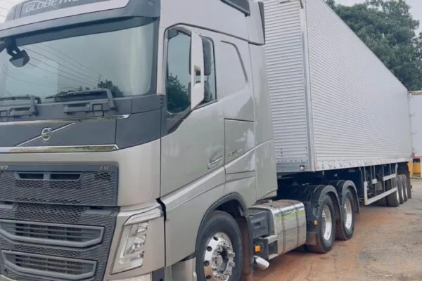 PRF flagra caminhão com 66 m³ de madeira ilegal no Maranhão