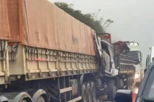 Filho morre em acidente entre caminhões na BR-277 enquanto viajava com o pai