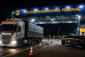 Caminhoneiro buzina de madrugada em posto da PRF e acaba com autuação inesperada