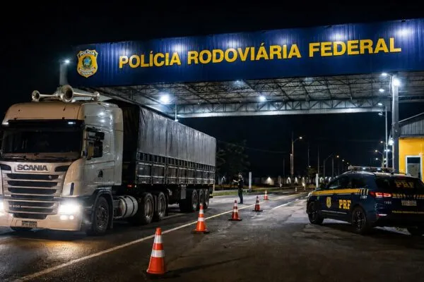 Caminhoneiro buzina de madrugada em posto da PRF e acaba com autuação inesperada