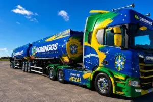 Carreta verde e amarela da Rede Domingos vira vitrine da Copa