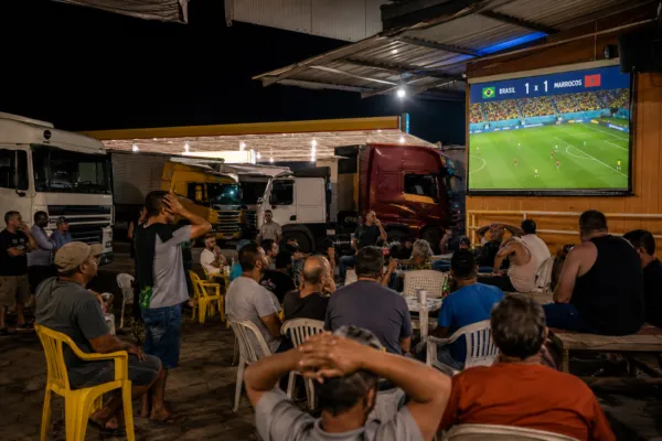 Brasil decepciona na estreia e caminhoneiros que pararam para assistir ao jogo saem frustrados