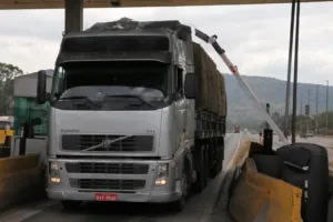 Justiça condena transportadora por não pagar 134 pedágios em SC
