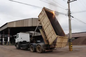Caminhoneiro morre eletrocutado durante manobra em armazém no interior de Mato Grosso