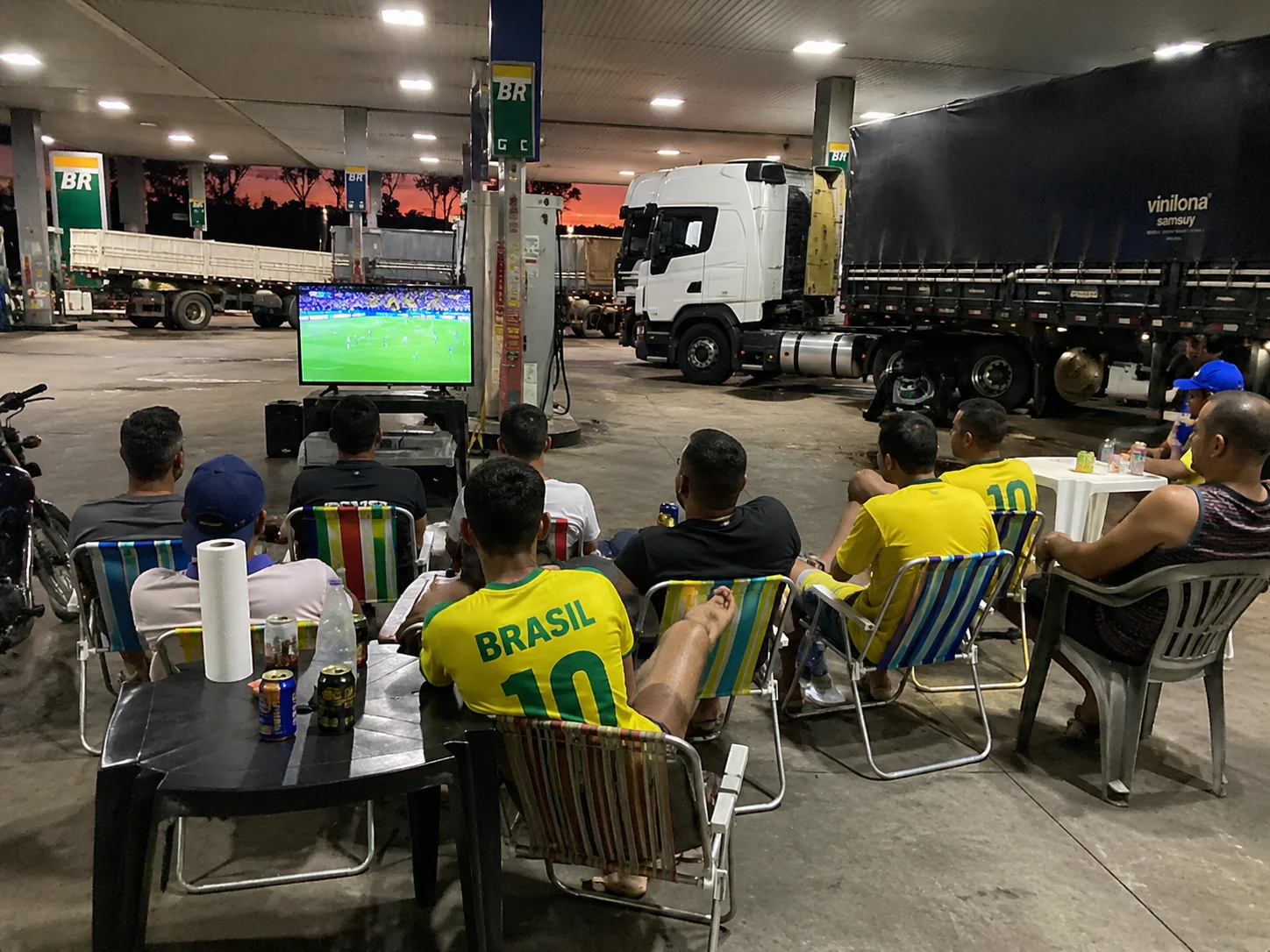 Caminhoneiro assistindo jogo