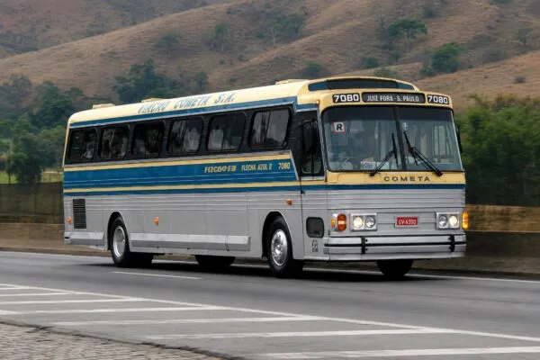Flecha Azul da Cometa o ônibus prateado que virou símbolo de uma época