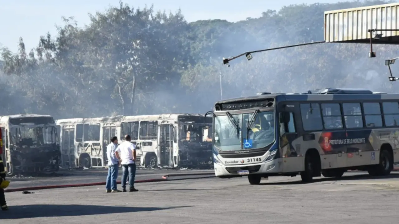 Fogo consome quase 30 ônibus em BH e empresas correm para manter linhas rodando