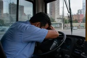 Jornada de 44 horas e salário médio de R$ 2 mil afastam novos motoristas de ônibus