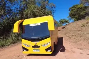Mini ônibus artesanal feito em casa sai para primeiro passeio e surpreende passageiros