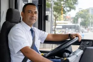 Motorista de ônibus pode ganhar até R$ 7 mil e ainda ter vale-refeição acima de R$ 1 mi