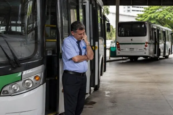Motoristas de ônibus deixam a profissão em meio a salário baixo, pressão e cobranças