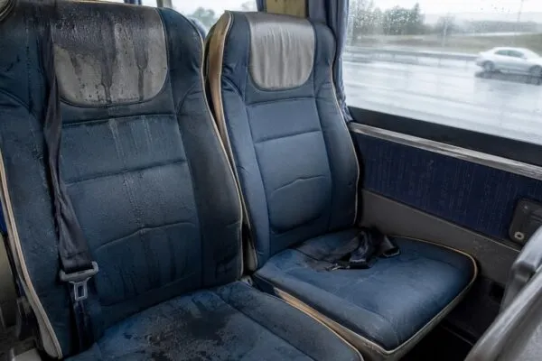 Ônibus com água no banco e cinto inutilizável acaba em indenização de R$ 3 mil