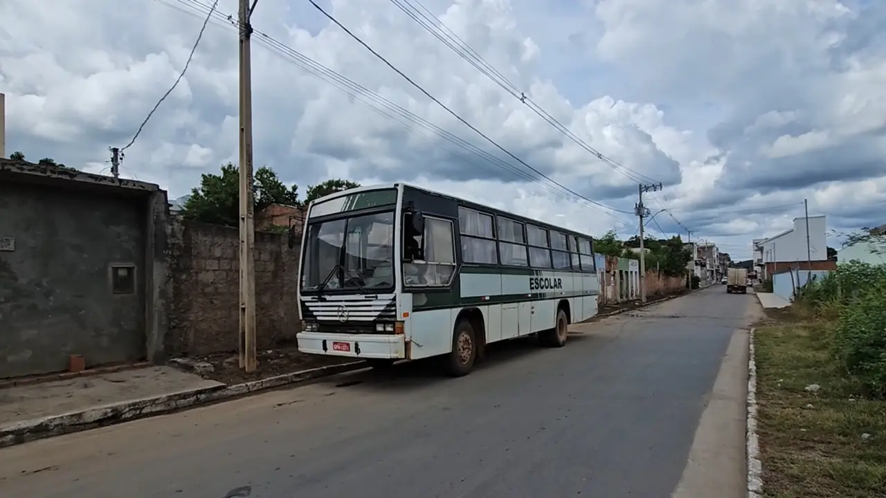 Ônibus de 1993 encara terra, compras e encomendas em linha rural de Minas