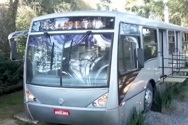 Ônibus de Curitiba esconde uma suíte completa sobre o motor
