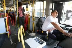 Ônibus sem cobrador abre dúvida sobre salário de motorista que acumula função