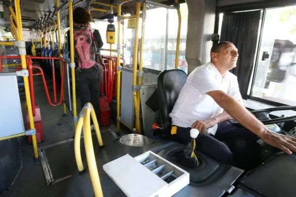 Ônibus sem cobrador abre dúvida sobre salário de motorista que acumula função