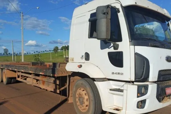 Caminhão é flagrado com sistema do Arla irregular durante fiscalização da PRF