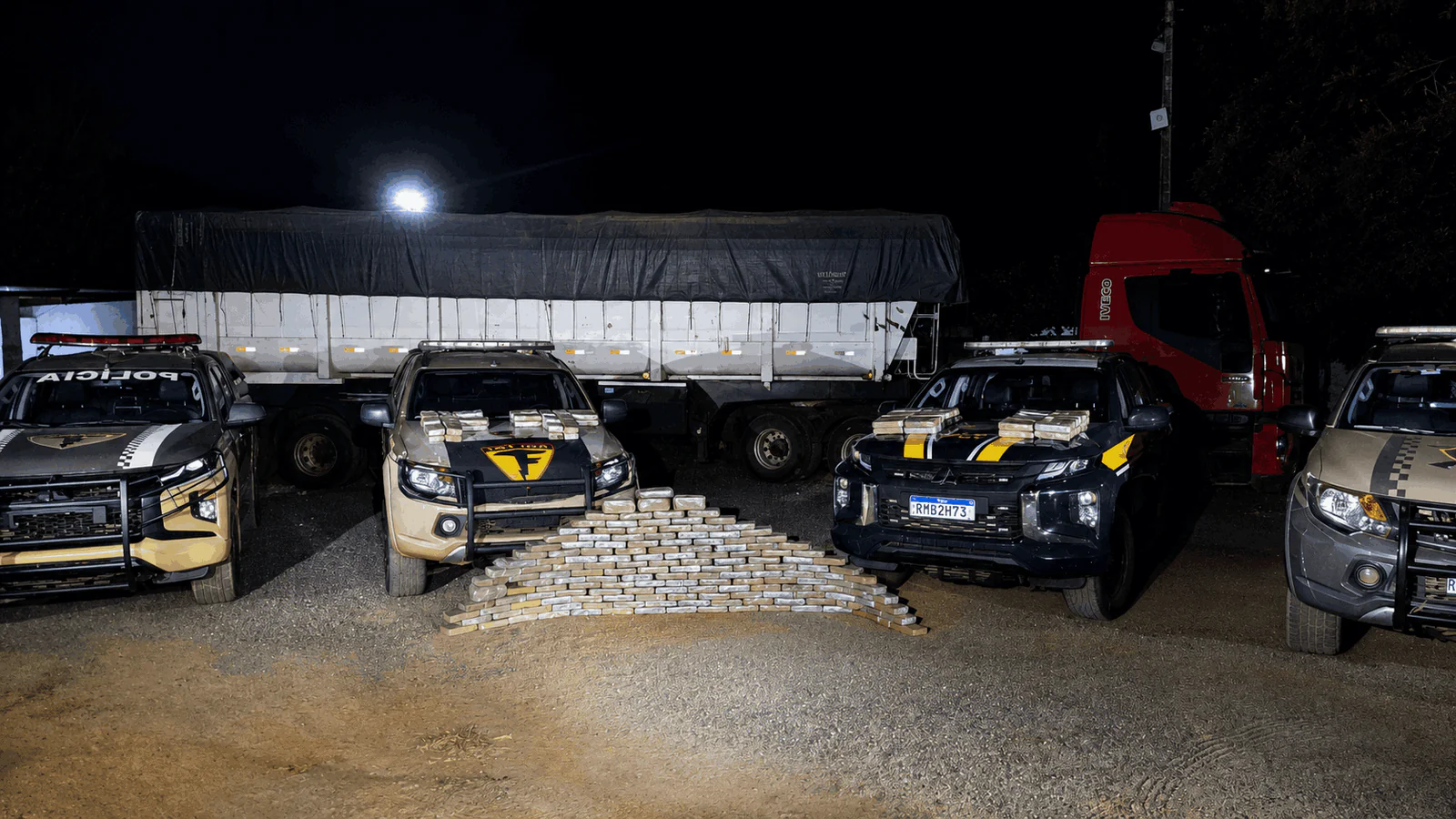 PRF e PM apreendem 239 kg de cocaína escondidos em pneus de carreta no Tocantins